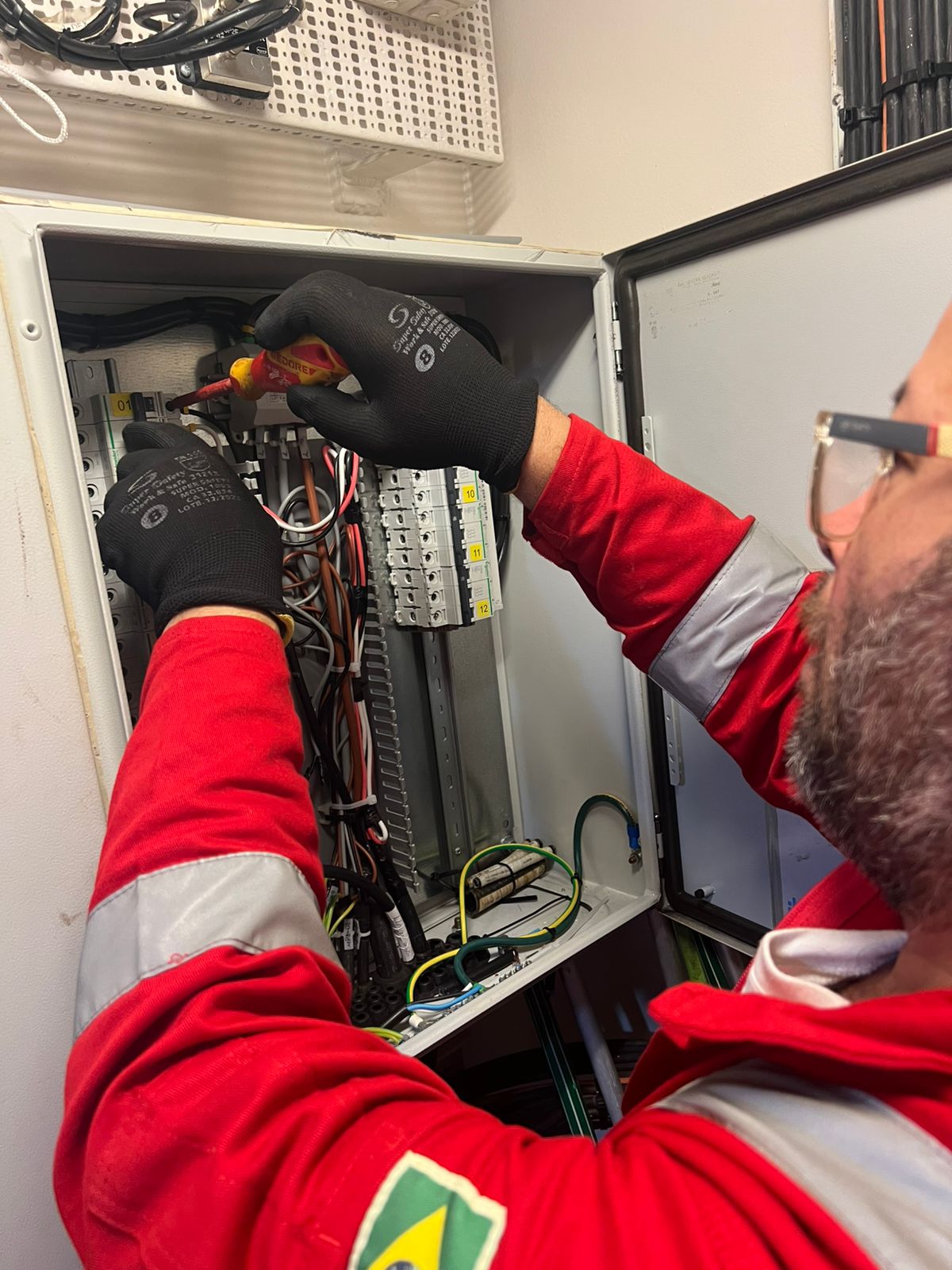 Manutenção em painel elétrico a bordo